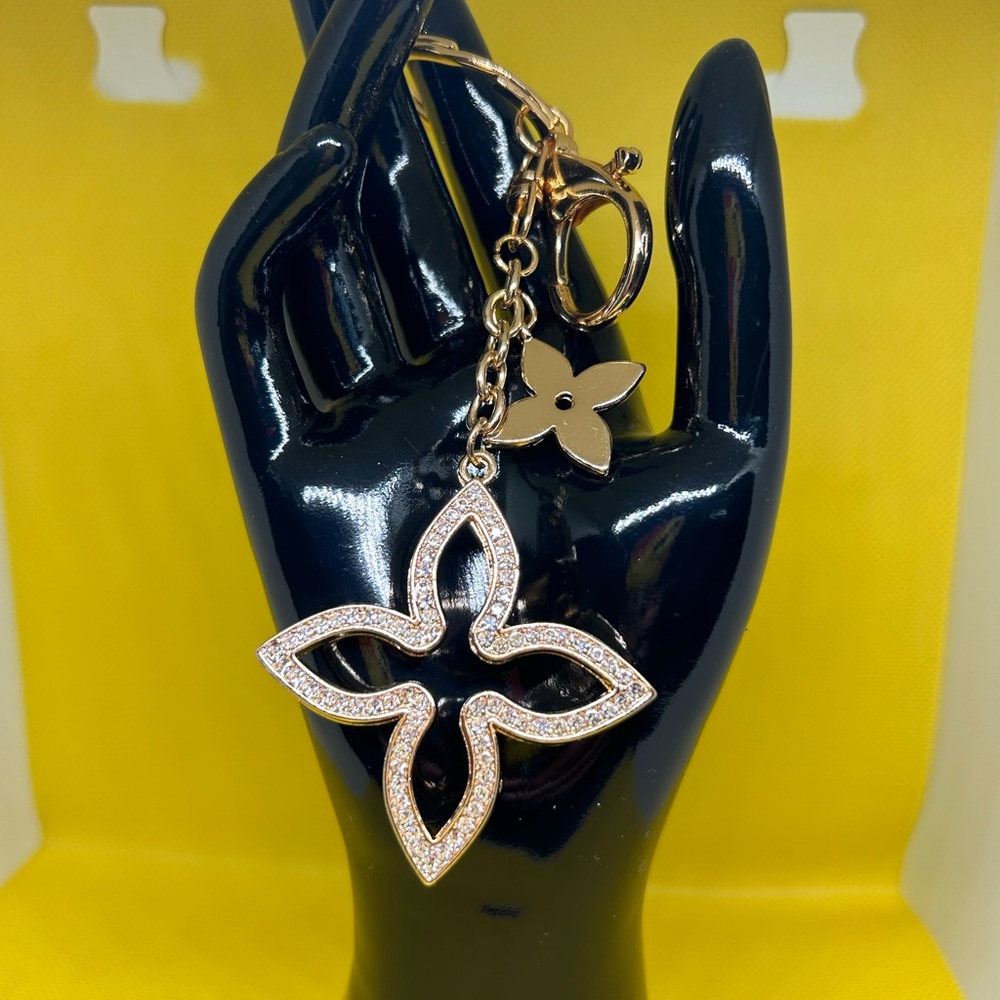 Gold Floral Pendant Keychain